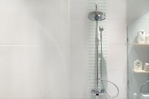 Interior de la moderna ducha en el baño en casa