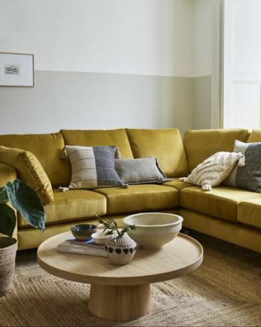 sofá esquinero amarillo mostaza darcy, colección house beautiful en dfs