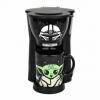 Puedes conseguir una cafetera "Star Wars: The Mandalorian", completa con una taza Baby Yoda