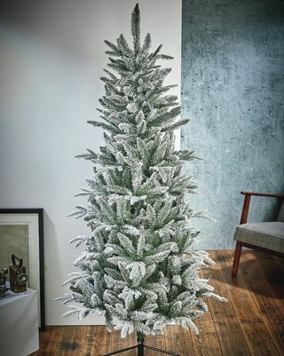 Árbol de Navidad artificial de abeto verde flocado delgado de Laponia de 6 pies con soporte