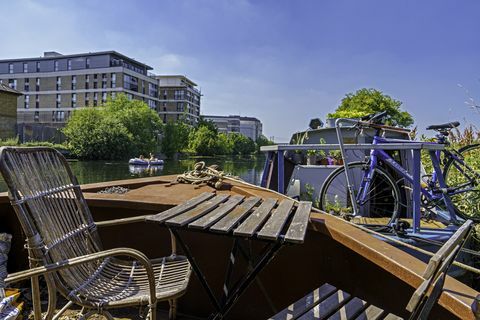 la primera casa flotante del mundo hecha de acero corten resistente a la intemperie a la venta en londres