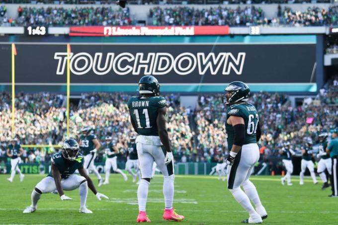 filadelfia, pa 01 de octubre aj brown 11 celebra con su compañero jason kelce 62 de los philadelphia eagles después de anotar un touchdown durante el Segunda mitad contra los comandantes de Washington en Lincoln Financial Field el 1 de octubre de 2023 en Filadelfia, Pensilvania. Foto de Kathryn Rileygetty. imágenes