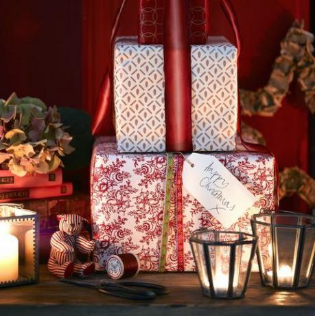 los esquemas navideños más hermosos de esta temporada transformarán su hogar con estilo en un momento de dar los regalos envueltos en hermoso papel impreso a mano y atados con hermosas cintas son maravillosos para dar y recibir