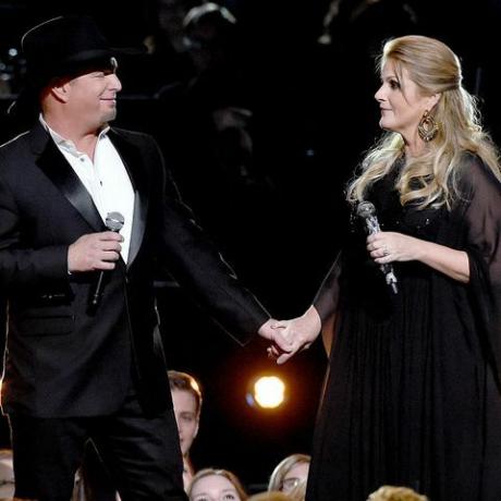 nashville, tn 02 de noviembre garth brooks y trisha yearwood se presentan en el escenario en la 50a cma anual premios en el bridgestone arena el 2 de noviembre de 2016 en nashville, tennessee foto por rick diamondgetty imagenes