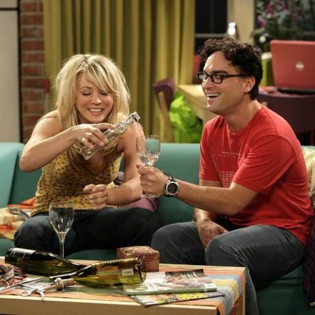 los angeles 18 de agosto la conjetura jiminy leonard johnny galecki, derecha y centavo kaley cuoco, izquierda lucha para recuperarse de una situación incómoda primera conexión, en la teoría del big bang, lunes, 28 de septiembre 930 1000 pm, etpt en la red de televisión cbs foto por sonja flemmingcbs a través de getty imagenes