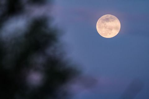 La salida de la luna llena, una súper luna, también llamada ...