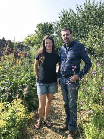 frances tophill con adam frost en el mundo de los jardineros