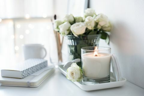 Decoración interior de la sala blanca con velas y bouq hechos a mano encendidos