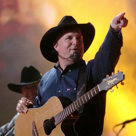 garth brooks realiza un buen paseo vaquero durante la 39a entrega anual de los premios cma garth brooks se presenta en times square en times square en la ciudad de nueva york, nueva york, estados unidos foto por j kempinfilmmagic