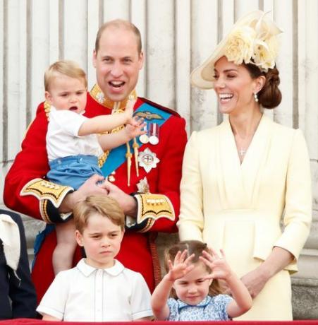 londres, reino unido 08 de junio embargado para su publicación en periódicos británicos hasta 24 horas después de la fecha y hora de creación príncipe william, duque de cambridge, catherine, duquesa de cambridge, el príncipe louis de cambridge, el príncipe jorge de cambridge y la princesa charlotte de cambridge observan un vuelo desde el balcón del palacio de buckingham durante la tropa color, el desfile anual de cumpleaños de las reinas, el 8 de junio de 2019 en londres, inglaterra la ceremonia anual que involucra a más de 1400 guardias y caballería, se cree que fue primero realizado durante el reinado del rey carlos ii, el desfile marca el cumpleaños oficial del soberano, aunque el cumpleaños real de la reina es el 21 de abril foto de max Imágenes de mumbyindigogetty