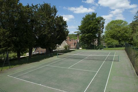 Área de cancha de tenis afuera