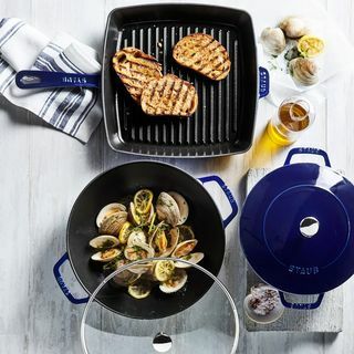 Staub 4 1/2-Qt. Sartén perfecta esmaltada