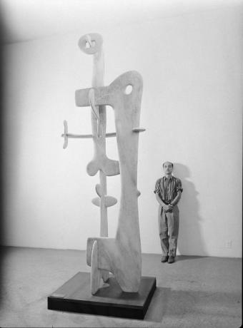 noguchi con escultura