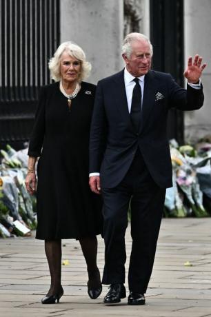 el rey carlos ii y camilla, reina consorte, saludan a las multitudes fuera del palacio de buckingham