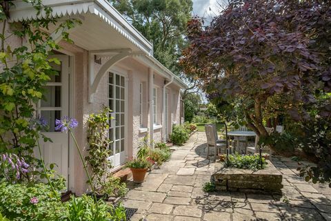 Rose Cottage, el hogar de la infancia del actor de Pink Panther David Niven en el pueblo de Bembridge en la Isla de Wight, está a la venta por £ 975,000.