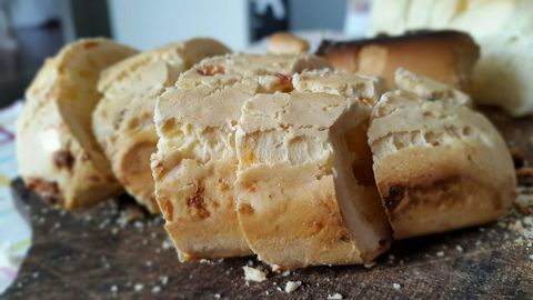 Pan rebanado en la tabla de cortar