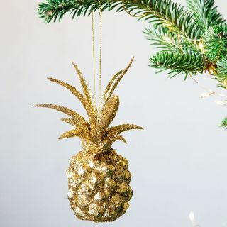 Decoración de piña con purpurina dorada