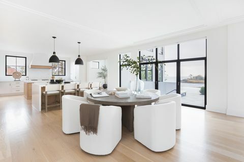 mesa de comedor de madera, sillas blancas, libros de mesa de café