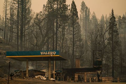 Arroyo de fuego en el bosque nacional sierra