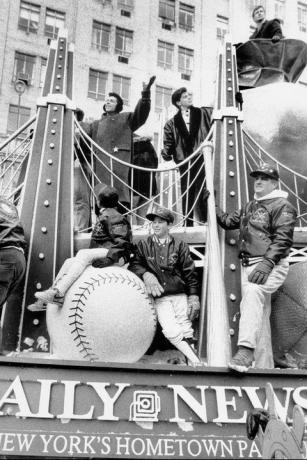 Los nuevos niños de la cuadra en las noticias diarias flotan en el desfile de Macy's en 1981