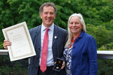 tv jardinero monty don y esposa sarah posan con su medalla de honor rhs victoria que recibió por servicios excepcionales a la horticultura durante el día de la prensa rhs chelsea flower show 2022, lunes 23 de mayo de 2022 rhs lucas macgregor