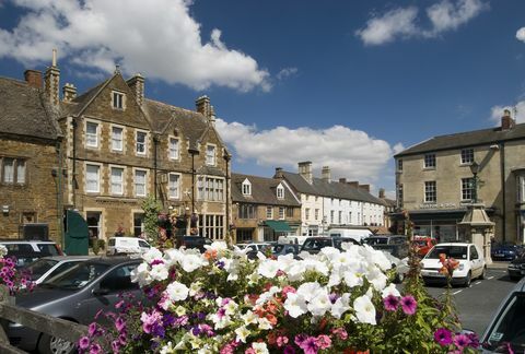 Coches estacionados en el centro de Uppingham, una pequeña ciudad de mercado en Rutland