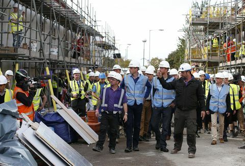 El duque de Cambridge y el príncipe Harry visitan el equipo DIY SOS de la BBC para la gran construcción: especial de veteranos