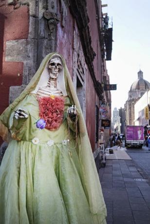 una estatua de santa muerte en la ciudad de méxico