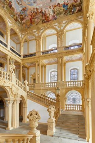 palacio barroco de 'la emperatriz' de netflix ahora en airbnb