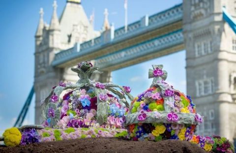 Las joyas de la corona de la reina recreadas de flores