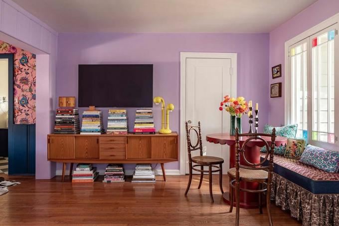 comedor y credenza con montones de libros