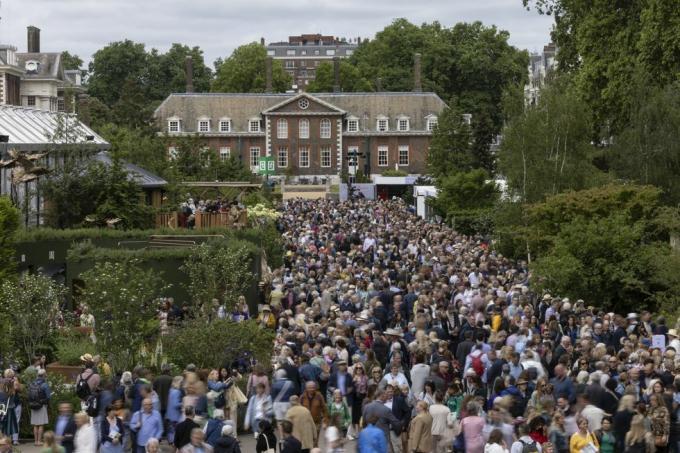 londres, inglaterra 26 de mayo multitudes en la avenida principal en chelsea flower show el 26 de mayo de 2022 en londres, inglaterra el chelsea flower show regresa a su lugar habitual en el calendario hortícola tras ser cancelado en 2020 y pospuesto en 2021 debido a la pandemia de covid este año ve la el espectáculo celebra el jubileo de platino de la reina y también un tema de calma y atención plena que recorre los diseños del jardín foto de dan kitwoodgetty imágenes