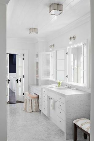baño de mármol, encimeras de mármol, pequeños azulejos hexagonales de mármol, gabinetes blancos, espejo blanco, tocador y taburete