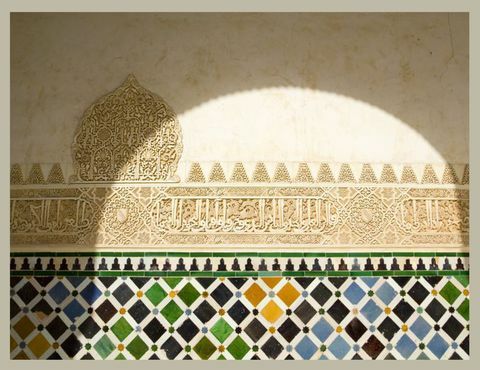 Azulejos y yeserías detalladas en la Alhambra de Granada, España