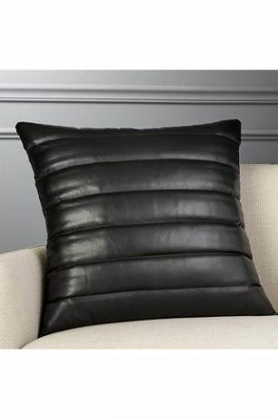 Almohada de cuero negro Izzy de 23 " 