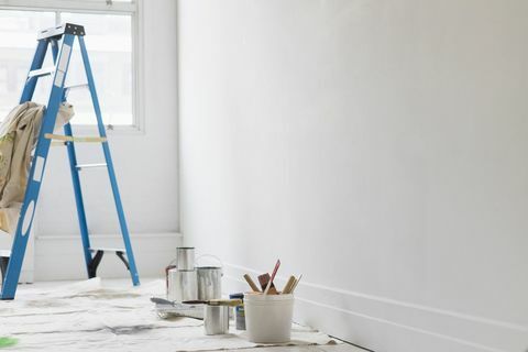 Habitación pintada de blanco