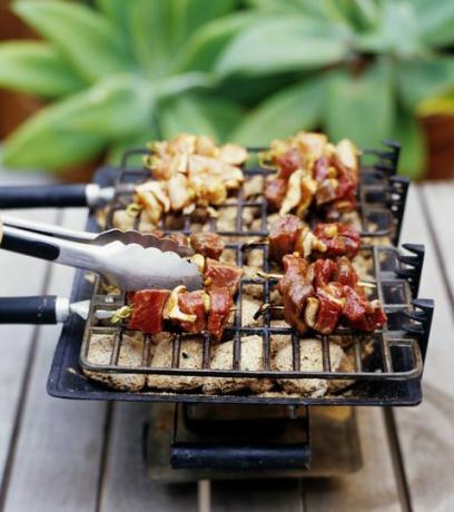 Brochetas de carne y champiñones en una barbacoa