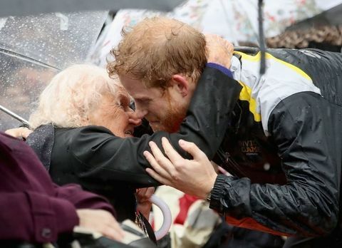 El príncipe Harry besa a Daphne Dunne