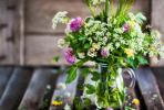 9 maneras de hacer que las flores frescas duren más, según la florista de Royal Wedding Philippa Craddock
