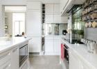 La cocina blanca renovada se transforma en un impresionante espacio sociable