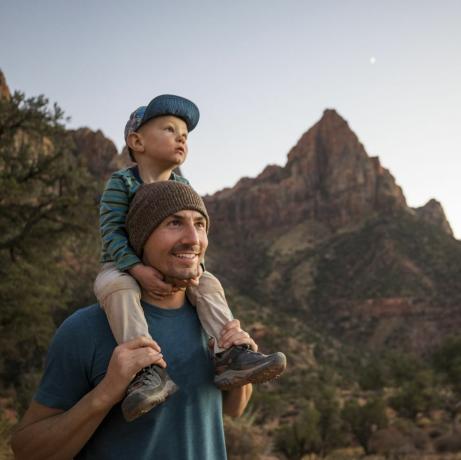 un padre y su hijo caminando por un sendero panorámico