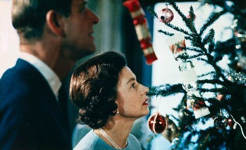 La reina Isabel y el príncipe Felipe mirando el árbol de navidad