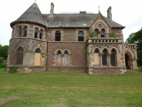 un edificio catalogado de estilo gótico francés de dos pisos pasa por debajo del martillo con un precio guía de £ 1