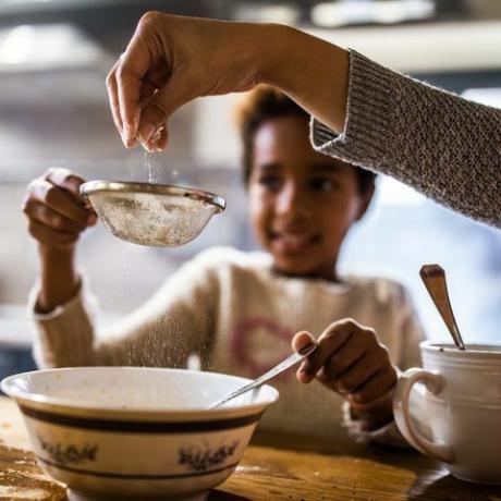 Tamizar la harina en la cocina