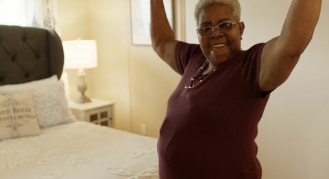 mujer feliz en el dormitorio