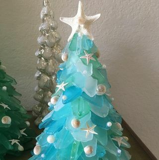 Árbol de Navidad de vidrio marino con adornos