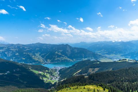 Vista panorámica de las montañas contra el cielo azul