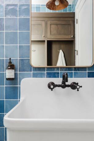 baño, azulejos azules, fregadero de cocina blanco, grifo negro