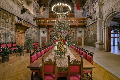 un árbol de navidad gigante decorado en la casa biltmore