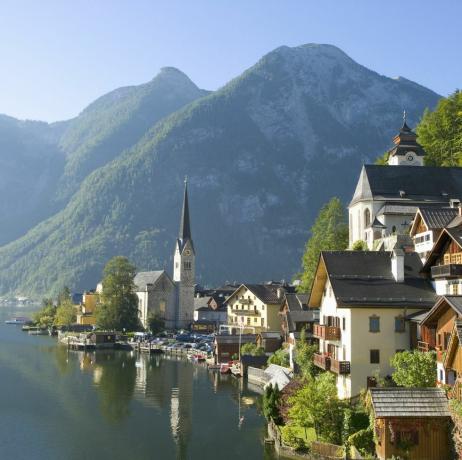 Austria, Salzburger Land, ciudad de Hallstatt por el lago